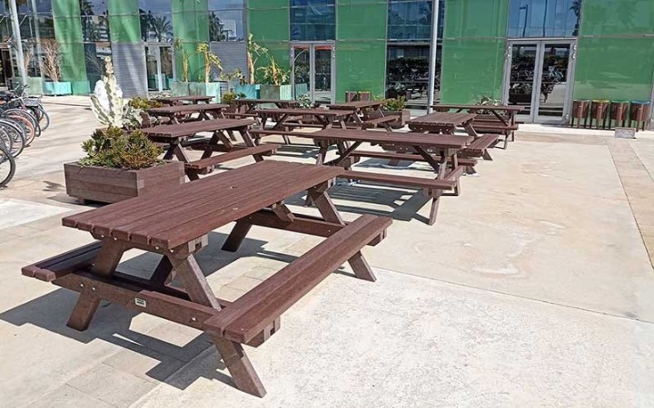 TABLE DE PIQUE NIQUE ÉCOLOGIQUE EN PLASTIQUE RECYCLE
TABLE URBAINE POUR ESPACE PUBLIC EXTERIEUR DE COLLECTIVITÉ