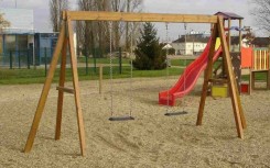 PORTIQUE BOIS 2 M 2 BALANCOIRES POUR ENFANT
JEU EXTERIEUR POUR ECOLE ET AIRE DE JEUX
