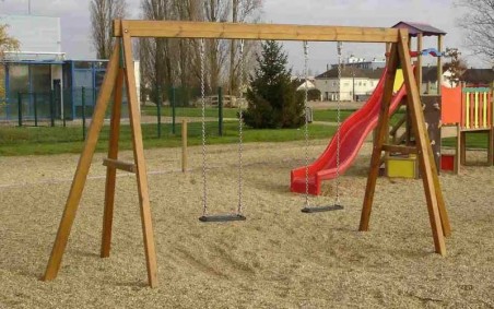 PORTIQUE BOIS 2 M 2 BALANCOIRES POUR ENFANT
JEU EXTERIEUR POUR ECOLE ET AIRE DE JEUX