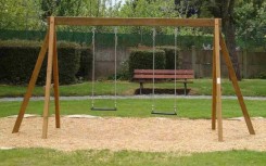 PORTIQUE BOIS 2 M 2 BALANCOIRES POUR ENFANT
JEU EXTERIEUR POUR ECOLE ET AIRE DE JEUX