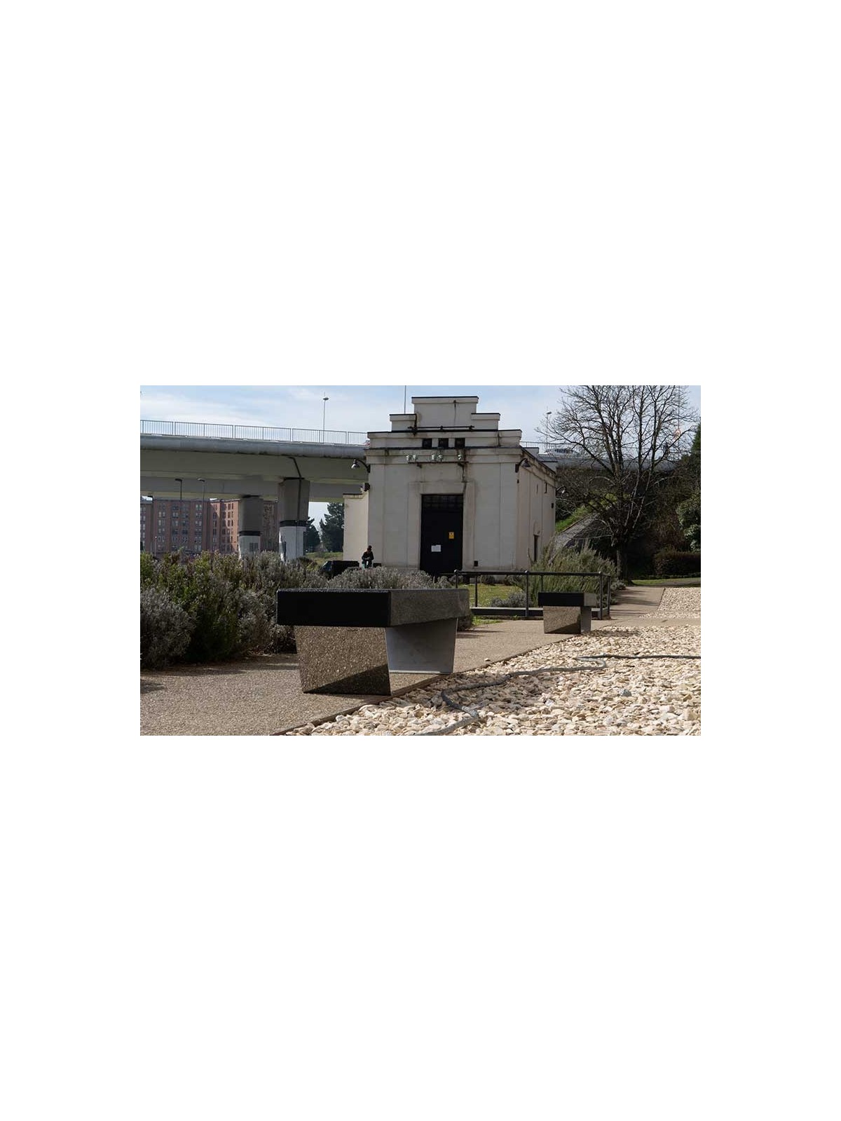 BANC URBAIN HELIUM MODERNE ET ÉCOLOGIQUE - NEUSUS URBAN
MOBILIER URBAIN EXTERIEUR EN PNEU RECYCLÉ