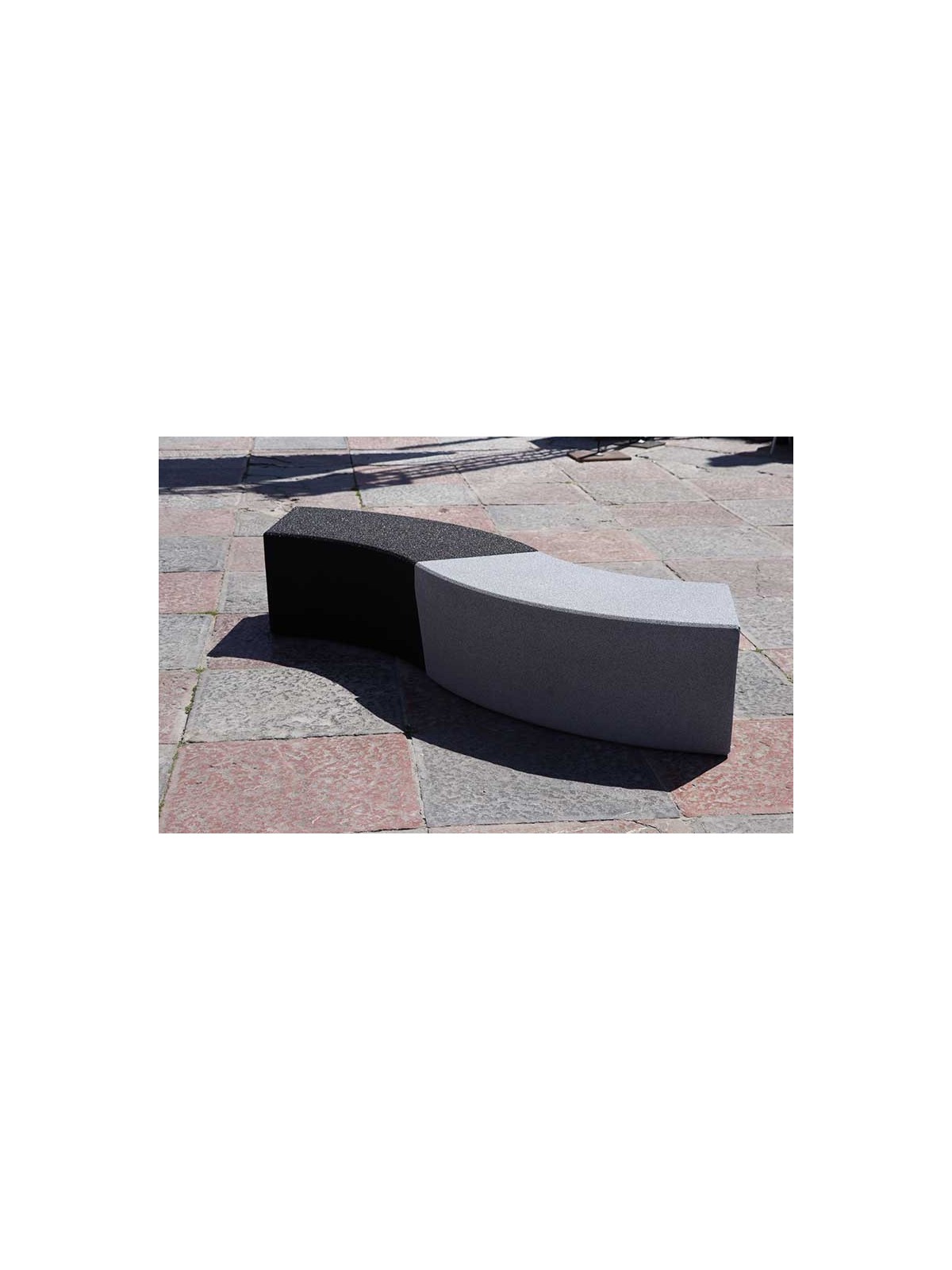 BANC ARRONDI AGORA MODERNE ET DESIGN - NEUSUS URBAN 
BANQUETTE COURBE EN PNEU RECYCLÉ