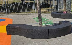 BANC ARRONDI AGORA MODERNE ET DESIGN - NEUSUS URBAN 
BANQUETTE COURBE EN PNEU RECYCLÉ