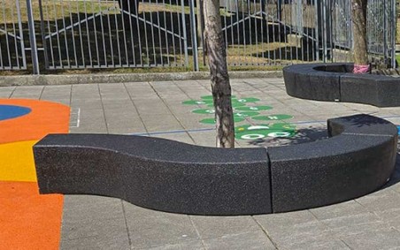 BANC ARRONDI AGORA MODERNE ET DESIGN - NEUSUS URBAN 
BANQUETTE COURBE EN PNEU RECYCLÉ