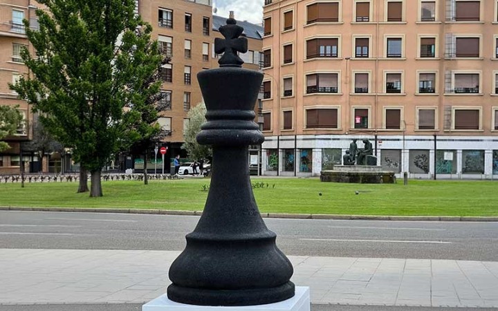 PION D’ÉCHEC GÉANT - ROI PNEU RECYCLÉ POUR ESPACE EXTÉRIEUR URBAIN
JEUX ÉCHEC TAILLE HUMAINE POUR COLLECTIVITÉ
