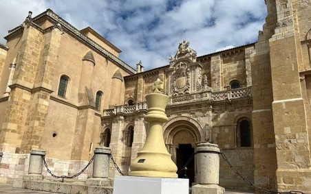 PION D’ÉCHEC GÉANT - ROI PNEU RECYCLÉ POUR ESPACE EXTÉRIEUR URBAIN
JEUX ÉCHEC TAILLE HUMAINE POUR COLLECTIVITÉ
