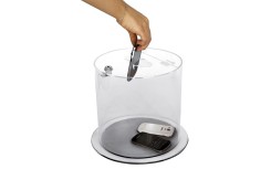 COLLECTEUR TRANSPARENT VERROUILLABLE POUR COLLECTE DE PILES, TÉLÉPHONES ET PETITS DÉCHETS RECYCLABLES EN ENTREPRISE