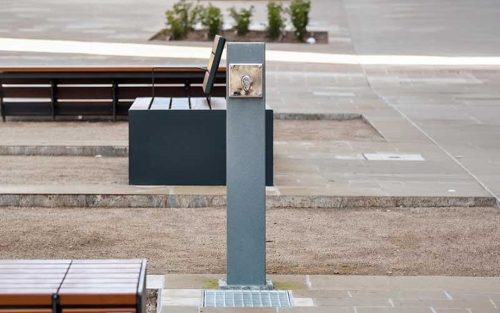 Fontaine publique équipée d'un robinet poussoir pour un accès facile à l'eau potable