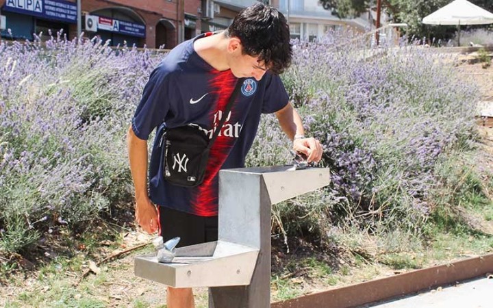Fontaine urbaine DOUBLE idéale pour les espaces publics à forte fréquentation