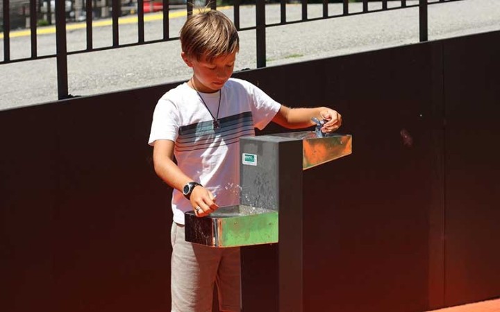 Fontaine urbaine DOUBLE idéale pour les espaces publics à forte fréquentation