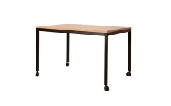 Mobilier intérieur professionnel avec table carrée GISELE, adaptée aux lieux recevant du public.