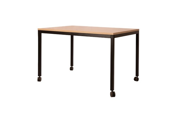 Mobilier intérieur professionnel avec table carrée GISELE, adaptée aux lieux recevant du public.