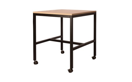 Mobilier intérieur professionnel avec table carrée GISELE, adaptée aux entreprises recevant du public.