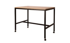 Table carrée avec structure métal pour mobilier professionnel d’intérieur, entreprise ou collectivité.