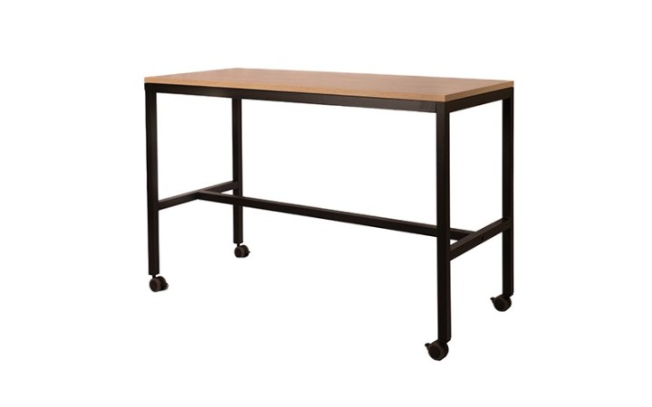 Table professionnelle avec roulettes, parfaite pour moduler facilement un espace restauration ou une salle commune.