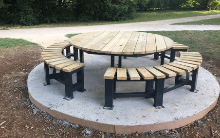 Table ronde de pique nique en acier et bois ALIENOR, mobilier urbain convivial et inclusif pour parc et espace public