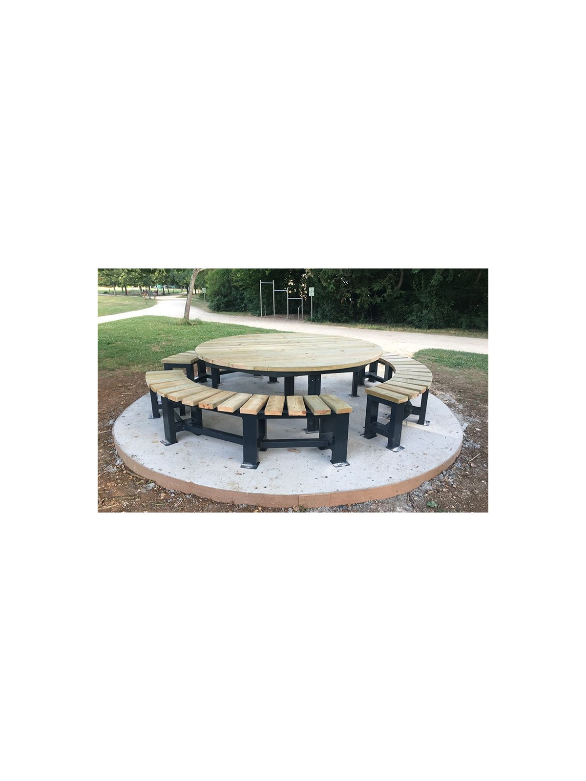 Table ronde de pique nique en acier et bois ALIENOR, mobilier urbain convivial et inclusif pour parc et espace public
