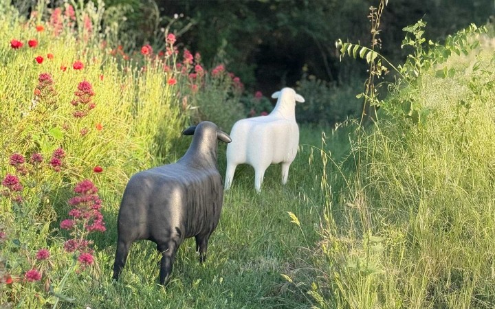 Statue mouton design Siège extérieur décoratif et ludique pour jardin