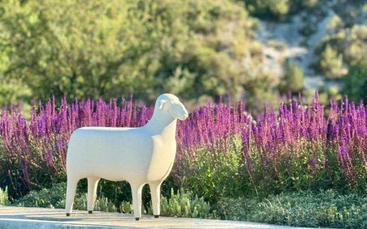 Statue mouton design Siège extérieur décoratif et ludique pour jardin
