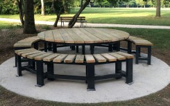 Table ronde de pique nique en acier et bois ALIENOR, mobilier urbain convivial et inclusif pour parc et espace public