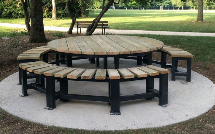 Table ronde de pique nique en acier et bois ALIENOR, mobilier urbain convivial et inclusif pour parc et espace public
