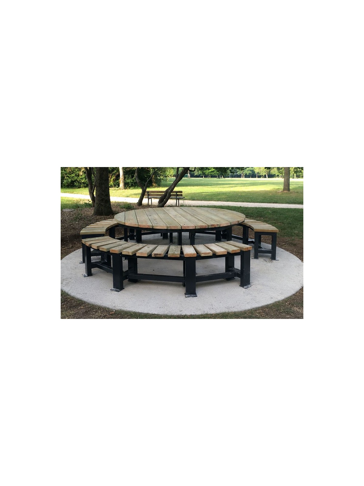 Table ronde de pique nique en acier et bois ALIENOR, mobilier urbain convivial et inclusif pour parc et espace public