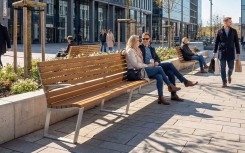 Banc extérieur CEZE avec dossier bois et structure fonte
Mobilier urbain robuste pour aménagement de centre-ville