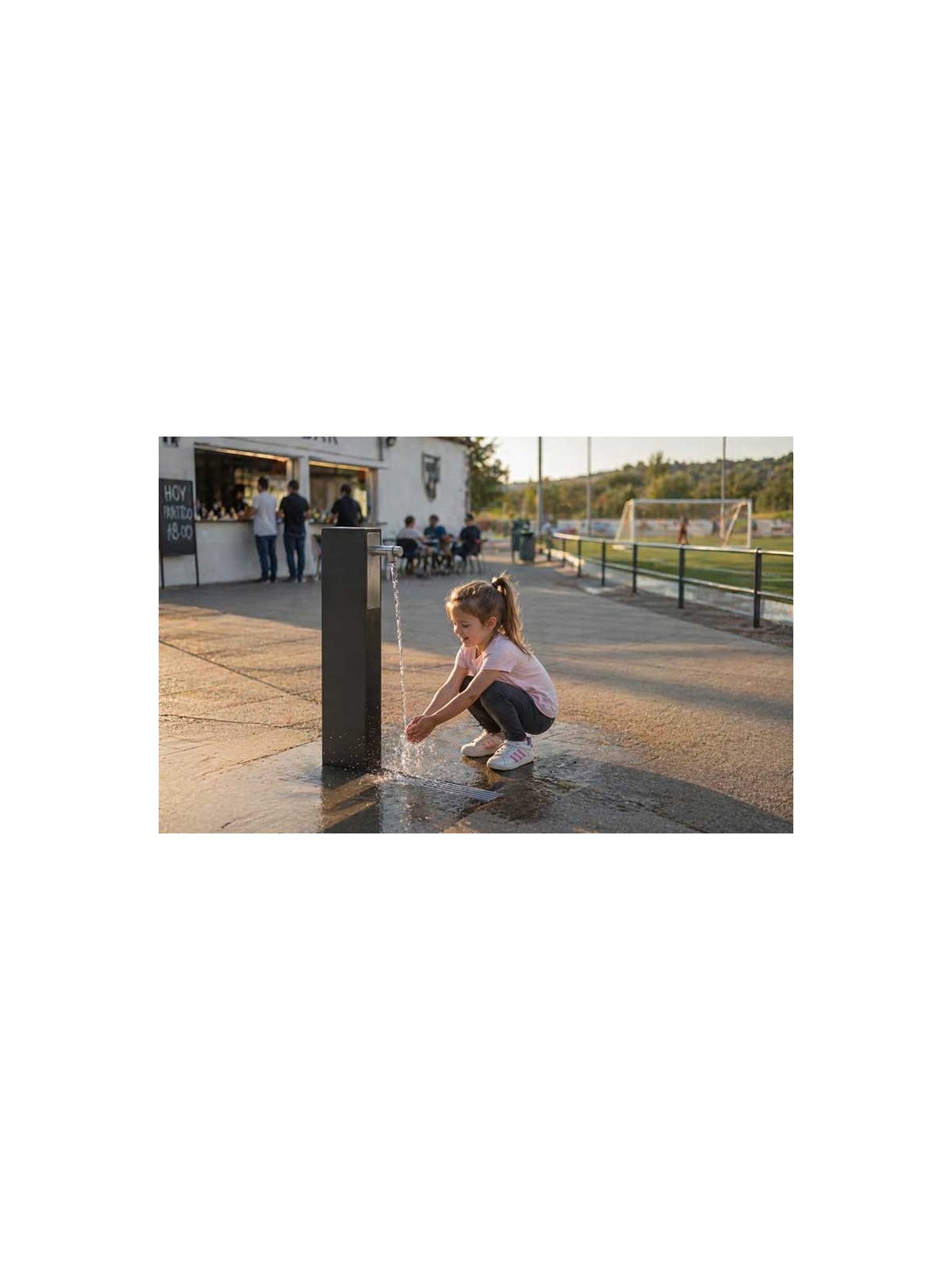 Fontaine à eau urbaine Catalane en acier zingué
Robinet poussoir de la fontaine publique Catalane