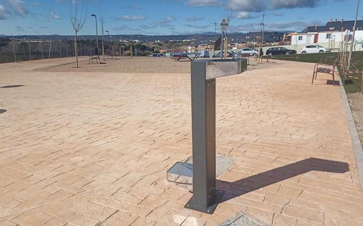 Fontaine pour chien extérieure à double vasque
Vasque basse en inox de la fontaine pour chien