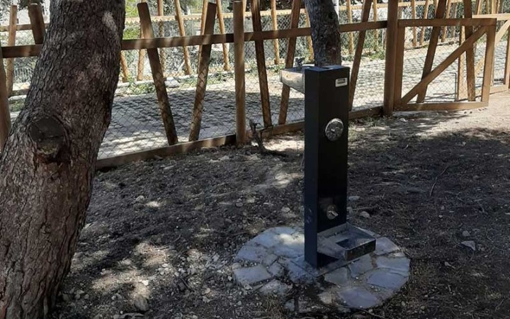 Fontaine pour chien extérieure à double vasque
Vasque basse en inox de la fontaine pour chien