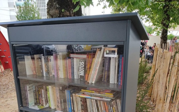 Boîte à livres extérieure en acier POITIERS pour espace public
Boîte à livres sur pied pour collectivité