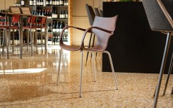 CHAISE STILFIBRA ERBI WINI – DESIGN ITALIEN, MARC DE RAISIN ET PIEDS ACIER