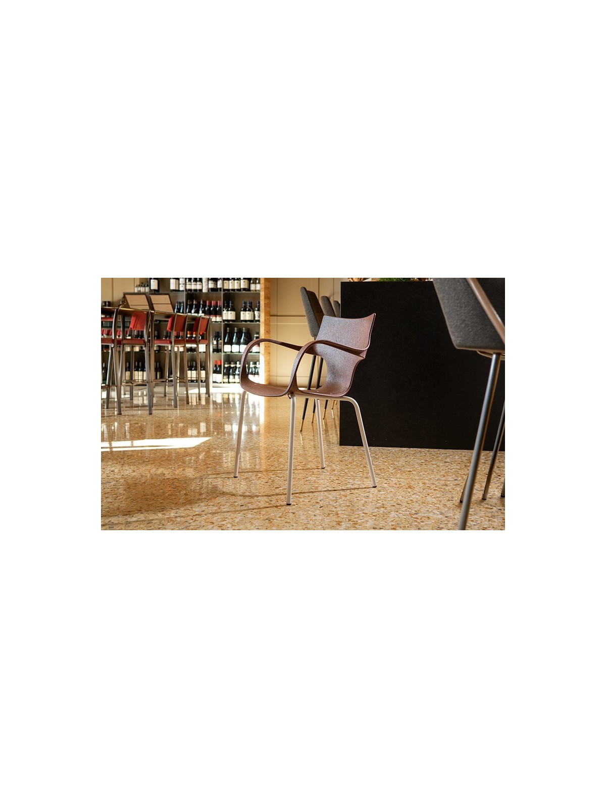CHAISE STILFIBRA ERBI WINI – DESIGN ITALIEN, MARC DE RAISIN ET PIEDS ACIER