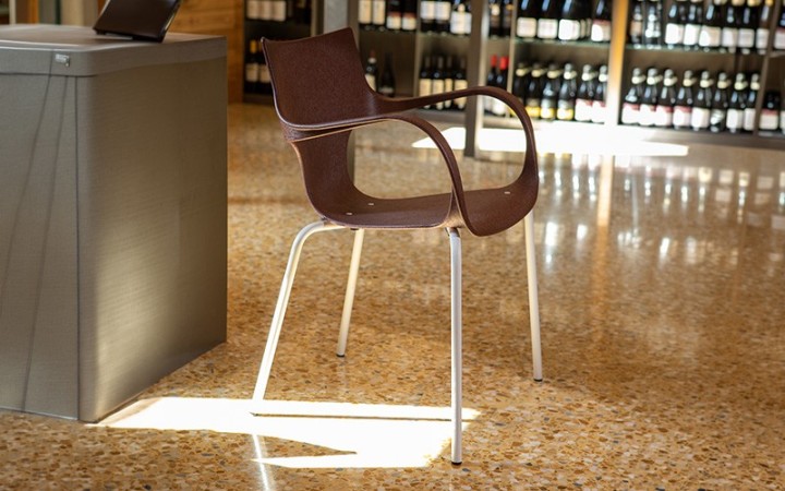 CHAISE STILFIBRA ERBI WINI – DESIGN ITALIEN, MARC DE RAISIN ET PIEDS ACIER