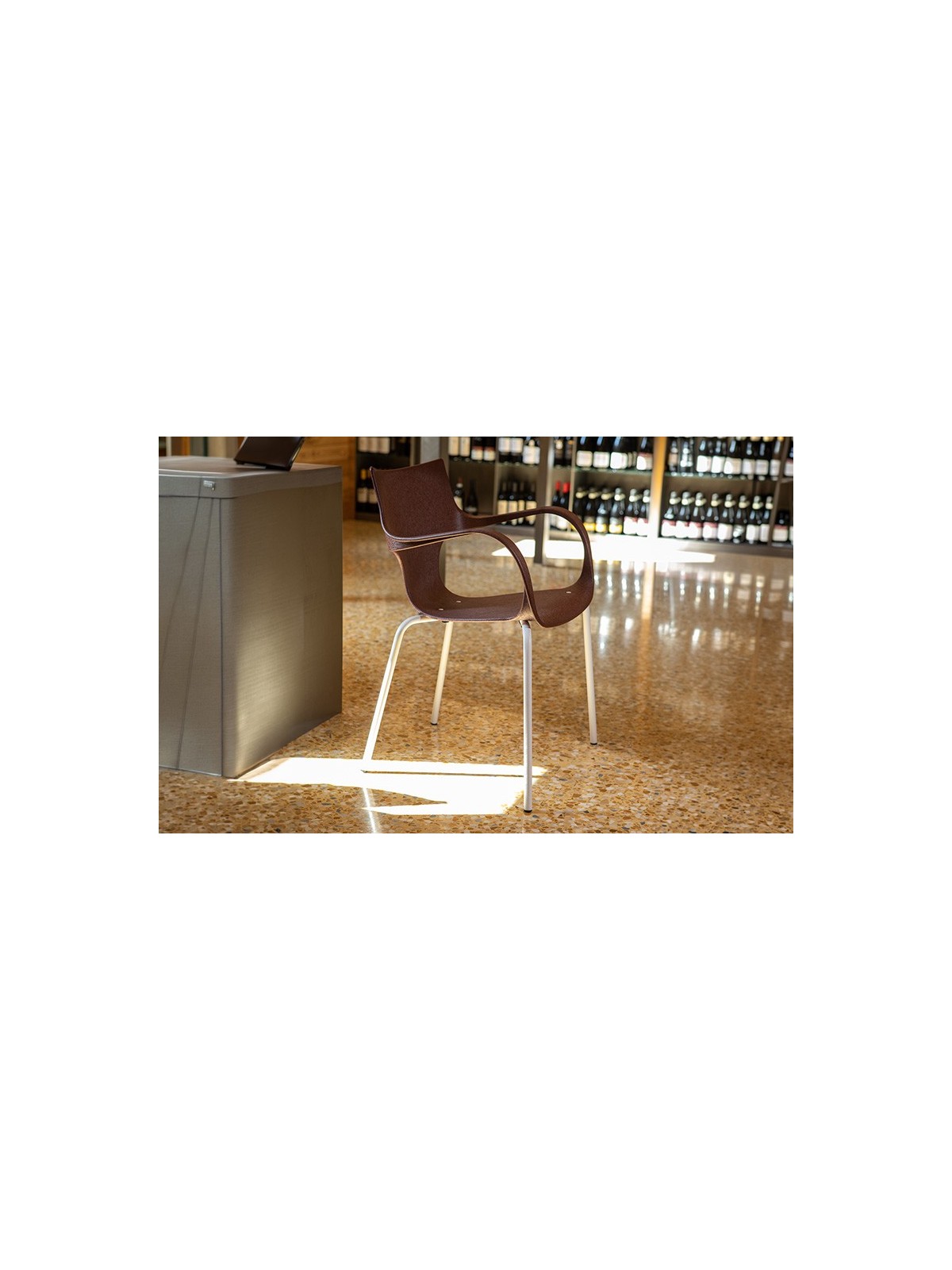 CHAISE STILFIBRA ERBI WINI – DESIGN ITALIEN, MARC DE RAISIN ET PIEDS ACIER