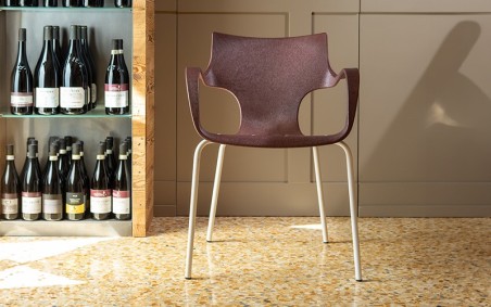 CHAISE STILFIBRA ERBI WINI – DESIGN ITALIEN, MARC DE RAISIN ET PIEDS ACIER