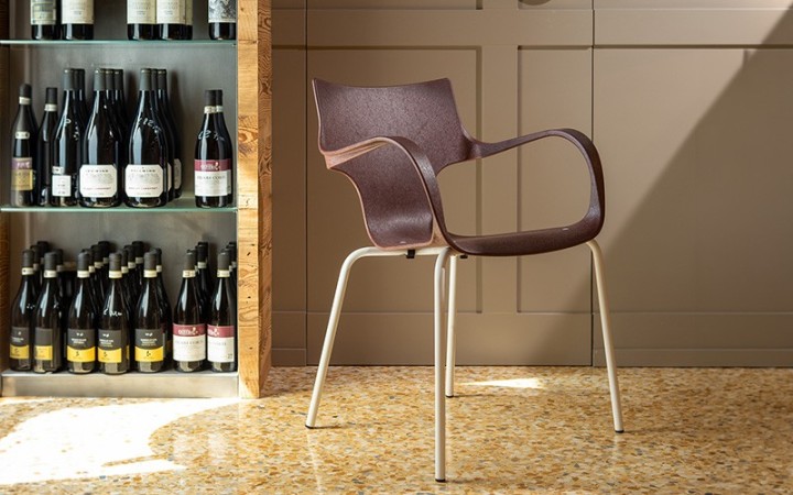 CHAISE STILFIBRA ERBI WINI – DESIGN ITALIEN, MARC DE RAISIN ET PIEDS ACIER