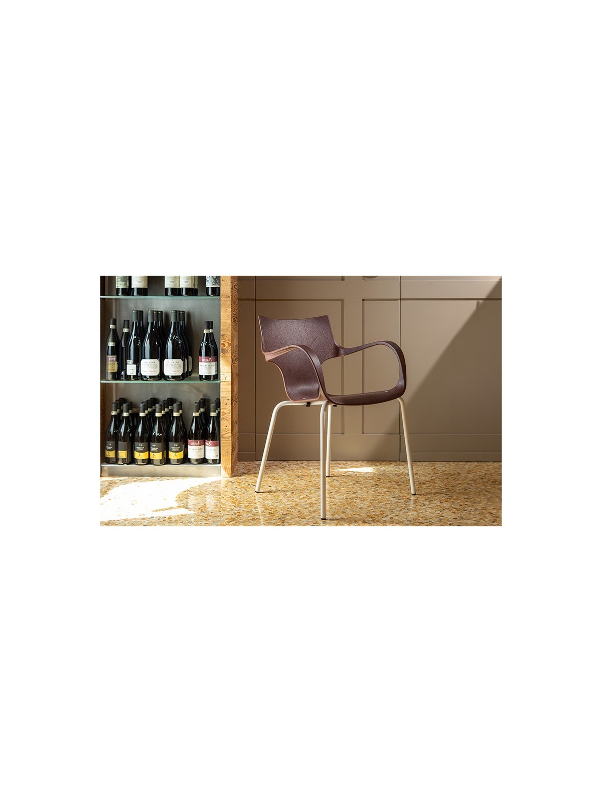 CHAISE STILFIBRA ERBI WINI – DESIGN ITALIEN, MARC DE RAISIN ET PIEDS ACIER