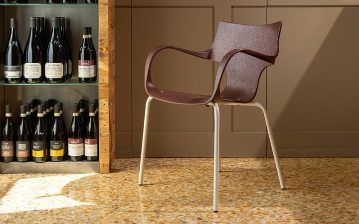 CHAISE STILFIBRA ERBI WINI – DESIGN ITALIEN, MARC DE RAISIN ET PIEDS ACIER