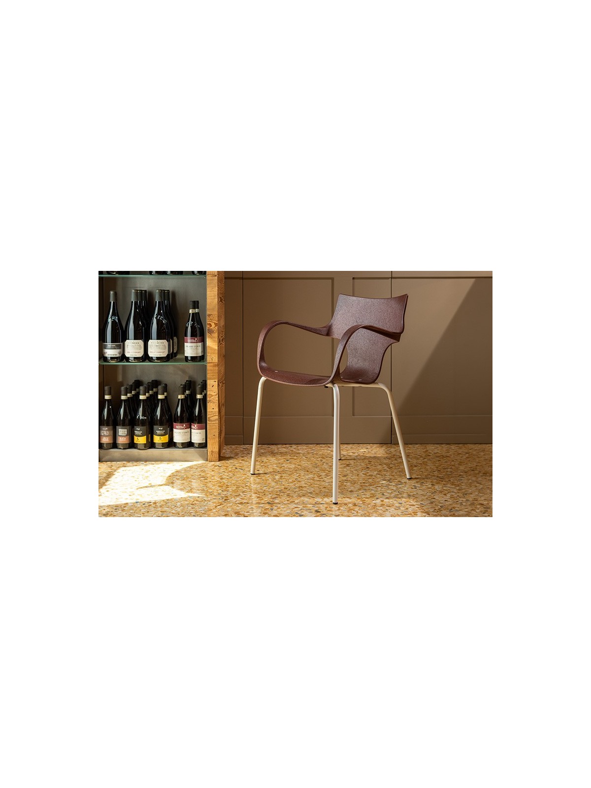 CHAISE STILFIBRA ERBI WINI – DESIGN ITALIEN, MARC DE RAISIN ET PIEDS ACIER