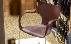 CHAISE STILFIBRA ERBI WINI – DESIGN ITALIEN, MARC DE RAISIN ET PIEDS ACIER
