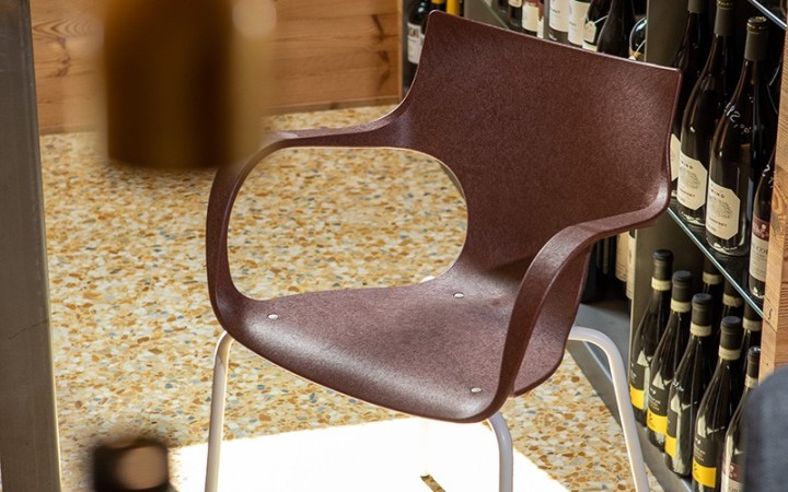 CHAISE STILFIBRA ERBI WINI – DESIGN ITALIEN, MARC DE RAISIN ET PIEDS ACIER