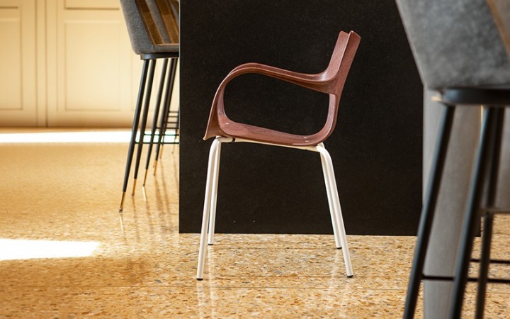 CHAISE STILFIBRA ERBI WINI – DESIGN ITALIEN, MARC DE RAISIN ET PIEDS ACIER
