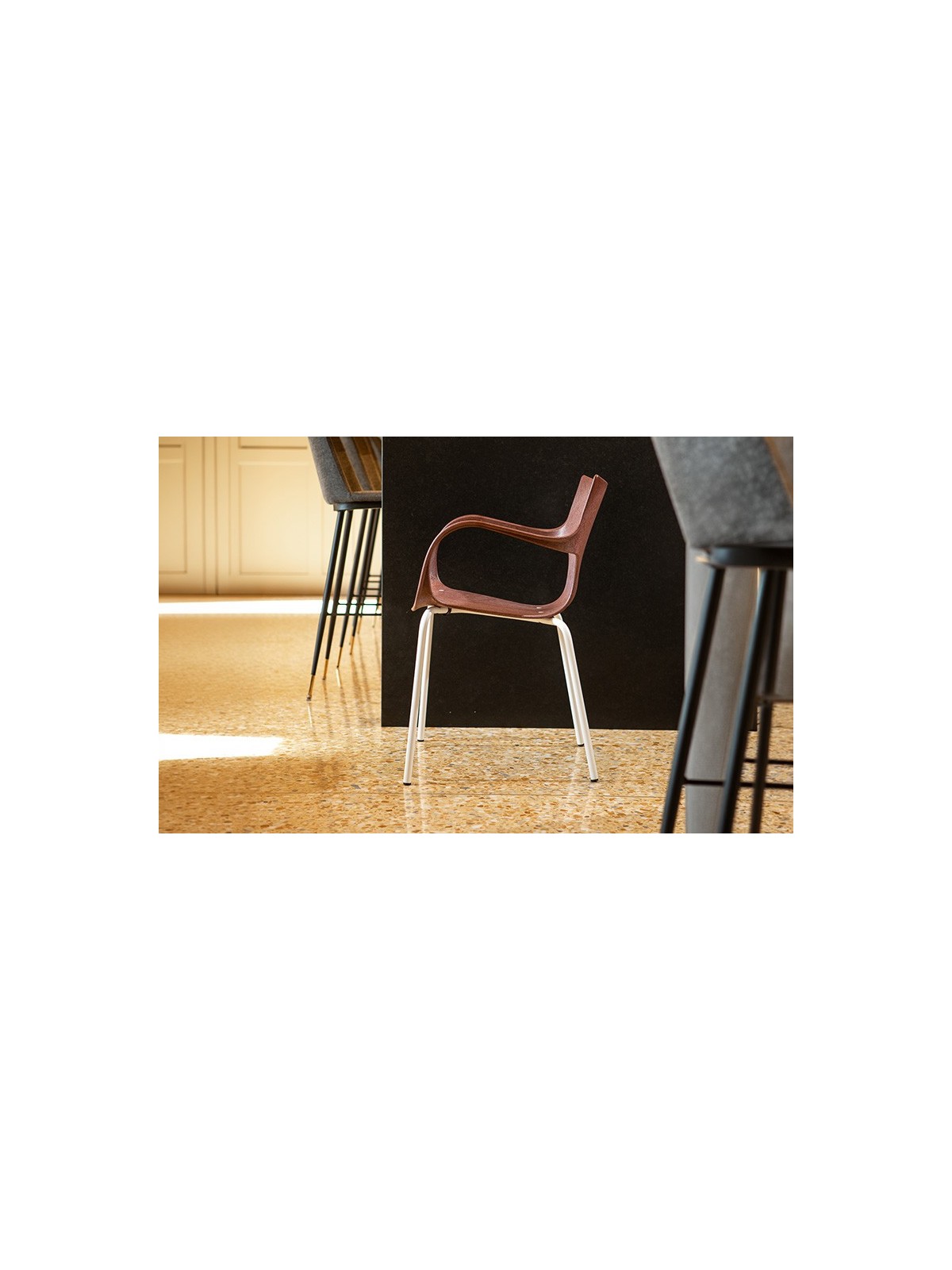 CHAISE STILFIBRA ERBI WINI – DESIGN ITALIEN, MARC DE RAISIN ET PIEDS ACIER