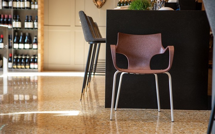 CHAISE STILFIBRA ERBI WINI – DESIGN ITALIEN, MARC DE RAISIN ET PIEDS ACIER