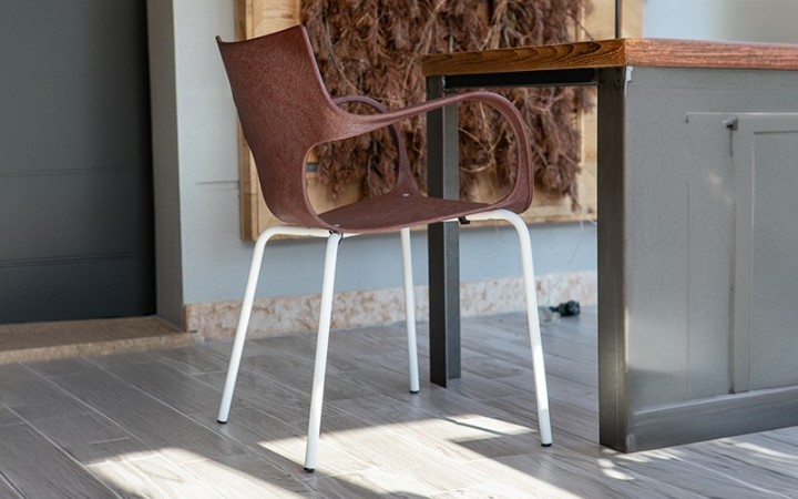 CHAISE STILFIBRA ERBI WINI – DESIGN ITALIEN, MARC DE RAISIN ET PIEDS ACIER