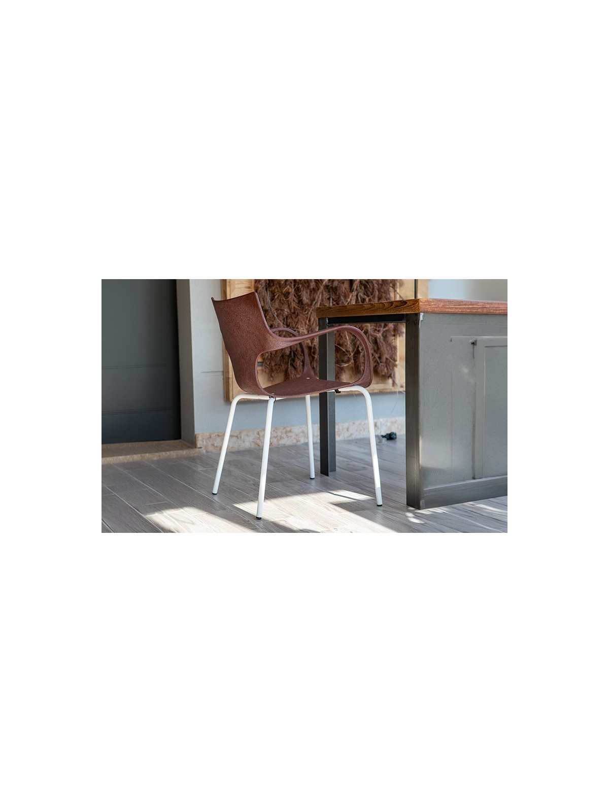 CHAISE STILFIBRA ERBI WINI – DESIGN ITALIEN, MARC DE RAISIN ET PIEDS ACIER