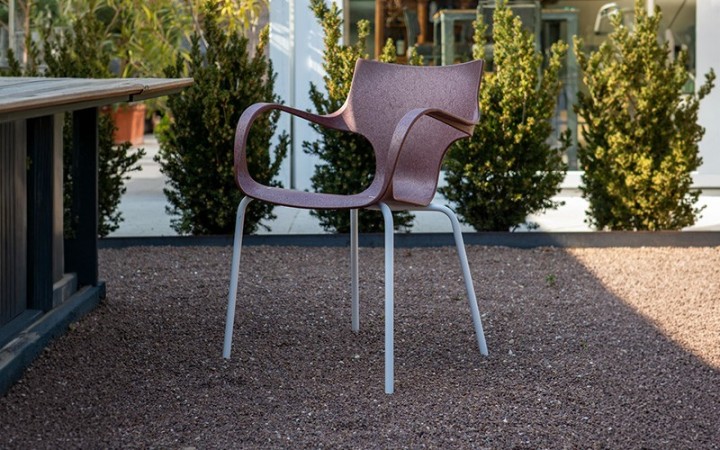CHAISE STILFIBRA ERBI WINI – DESIGN ITALIEN, MARC DE RAISIN ET PIEDS ACIER