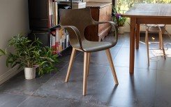Chaise Erbi Moka STILFIBRA en fibres de parche de café et plastique recyclé, avec piètement en hêtre certifié FSC®
