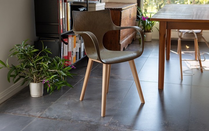 Chaise Erbi Moka STILFIBRA en fibres de parche de café et plastique recyclé, avec piètement en hêtre certifié FSC®